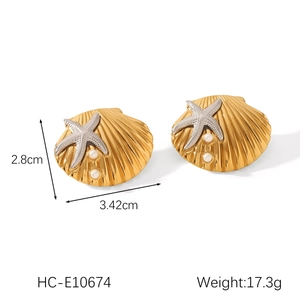 Dettaglio di orecchini bicolore stella e perla con altezza 2,8cm e larghezza 3,42cm