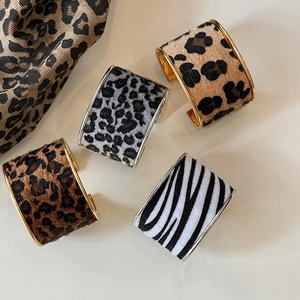 Gros plan détaillé de bracelets léopard en velours avec bordures métalliques