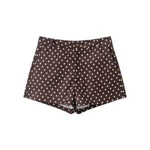 Dettaglio dei pantaloncini casual marroni a pois bianchi con tasche laterali