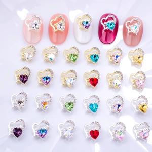 Lot de breloques à ongles cœur évidé avec strass multicolores et motif de mot Love