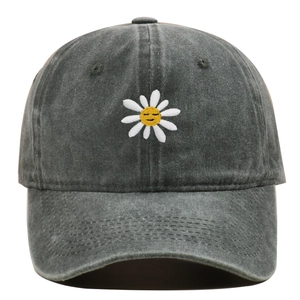 Nahaufnahme der weißen Gänseblümchen-Stickerei auf dunkelgrauer Vintage-Baseballkappe