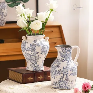 Dettaglio del motivo floreale blu e della glassa craquelé sui vasi di ceramica
