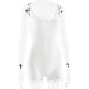 Détails de la dentelle délicate sur l'encolure et l'ourlet de ce body blanc ajusté