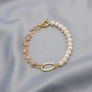 Asymmetric natural pearl bracelet with amethyst and gold-plated toggle clasp detail