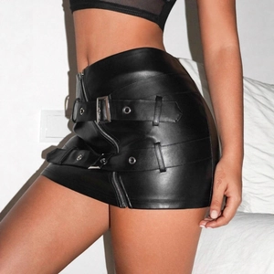 Mini-jupe sexy en cuir noir avec double ceinture décorative et zips métalliques stylés