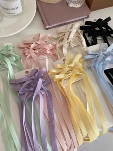 Detailansicht mehrfarbiger Satin-Haarschleifen mit glattem, seidigem Glanz