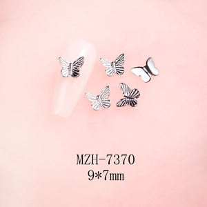 Makroaufnahme von 9x7mm silbernen 3D-Schmetterling Nailart-Charms mit Textur