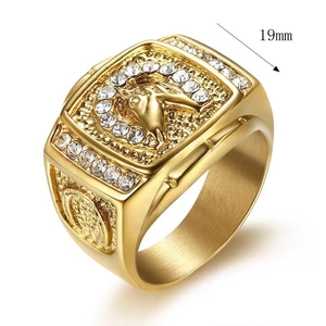 Détail d'une bague tête de cheval plaquée or de 19mm de large avec des strass étincelants