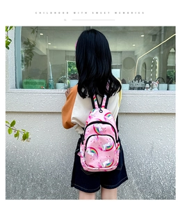 Bolso de pecho rosa para niña con unicornio y arcoíris usado por una modelo infantil