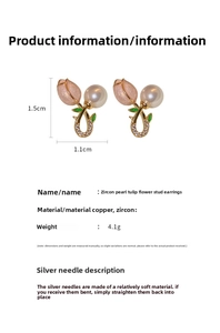 Gros plan sur des boucles d'oreilles tulipes avec zircons et perles, mesurant 1,5cm x 1,1cm