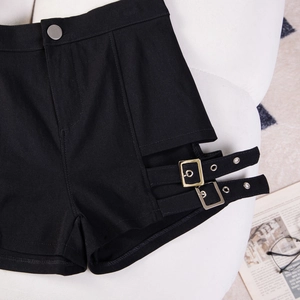 Dettaglio degli shorts neri in denim a vita alta con fibbie metalliche laterali