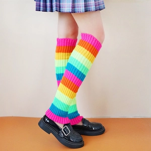 Jambières tricotées à rayures arc-en-ciel avec mocassins noirs et jupe plissée