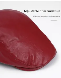 Dettaglio della coppola in pelle PU rossa con texture morbida e tesa flessibile
