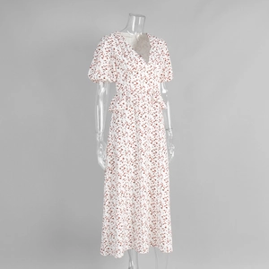Détail d'une robe fleurie à col en V avec manches bouffantes et motifs marrons