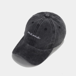 Détail de la broderie mama blanche sur casquette de baseball vintage gris foncé