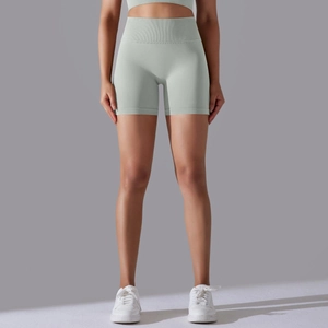 Détail de la taille haute côtelée sans couture et texture vert menthe du short de yoga