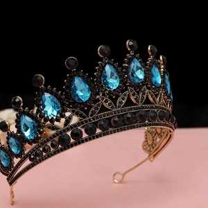 Dettaglio corona barocca vintage con gemme nere e cristalli blu a forma di goccia