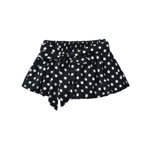 Gonna corta a pois neri e bianchi da donna con cintura a fiocco decorativa