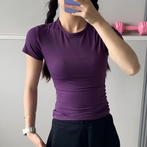 Nahaufnahme des lila Yoga-T-Shirts aus schnelltrocknendem Stoff und schmaler Passform