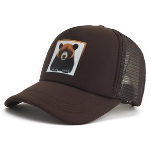 Cappellino trucker marrone con retro in rete e toppa con orso realistico sul davanti