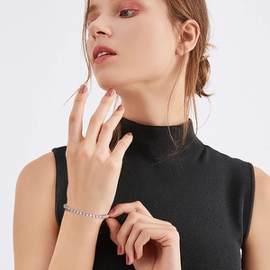Primer plano de una elegante pulsera tenis con circonitas blancas en la muñeca