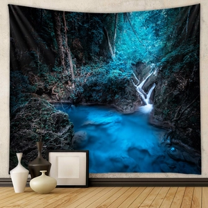 Dettaglio dell arazzo con cascata nella foresta blu intenso su una parete chiara