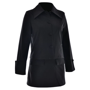 Detailansicht einer schwarzen Langarm-Strickjacke mit Reverskragen und Knöpfen