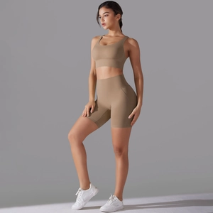 Set yoga da donna color caffè chiaro con reggiseno sportivo a U e pantaloncini a vita alta
