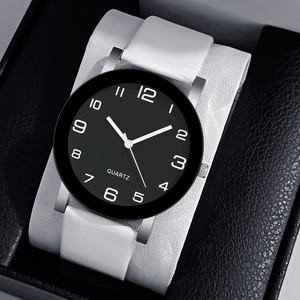 Gros plan détaillé de la montre à quartz avec cadran noir et bracelet blanc texturé