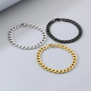 Dettaglio di bracciali a catena cubana in acciaio inossidabile nei colori oro e nero