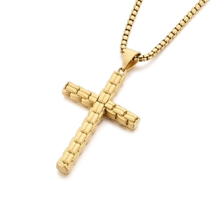 Collier avec pendentif croix dorée en acier inoxydable et chaîne box sur fond blanc