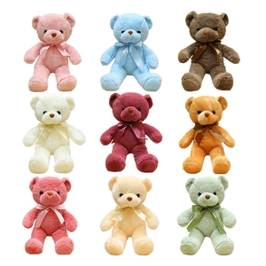 Colección de nueve coloridos ositos de peluche con cintas de seda sobre fondo blanco.