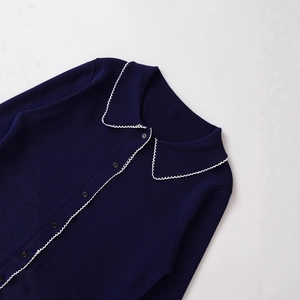 Dunkelblauer Strick-Cardigan mit weißen Wellenkanten-Stickereien und Reverskragen