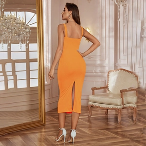 Dettaglio dell'abito midi arancione slim fit con profondo spacco posteriore elegante