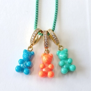 Bunte Harz Bär Kette mit Glitzer Anhängern und funkelnden Gold Zirkonia Clips