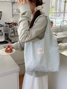 Schicker grün-weiß gestreifter Canvas-Shopper mit Schultergurten für den Alltag