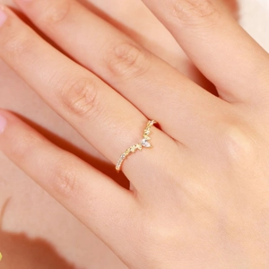 Elegant gold plated S925 sterling silver V-shaped ring with pear-cut zircon and leaf details