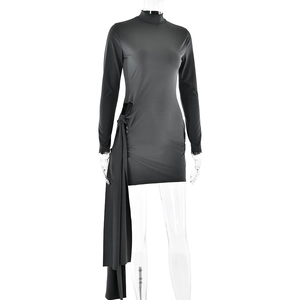 Détail du nœud latéral et du design asymétrique de la robe moulante noire à manches longues
