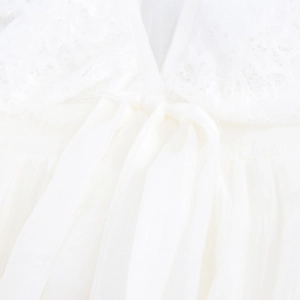Robe blanche à col en V avec dentelle, nœud décoratif et détails en maille légère