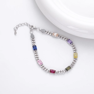 Dettaglio del bracciale in argento S925 con sette pietre preziose colorate a taglio rettangolare