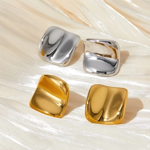 Orecchini geometrici quadrati minimalisti in oro e argento con finitura a specchio