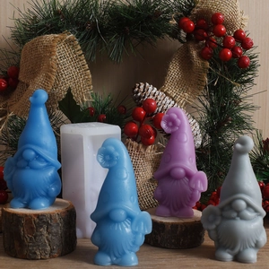Moule détaillé en silicone de nain avec bougies colorées finies sur un décor