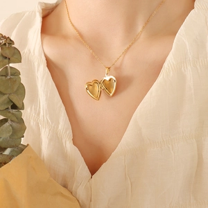 Collier médaillon cœur vintage plaqué or 18 carats porté par un mannequin français