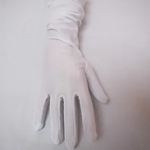 Gants longs de 55cm en satin blanc élégant pour mariages et soirées avec texture plissée