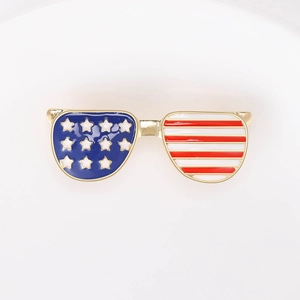 Dettaglio di una spilla a occhiali con smalto bandiera americana e placcatura in oro