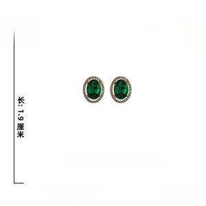 Vue détaillée des boucles d'oreilles émeraude avec aiguilles en argent 925 et base