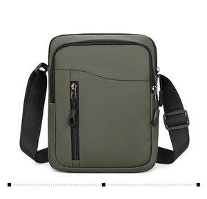 Dettaglio della borsa a tracolla in nylon verde militare con tasca zip verticale