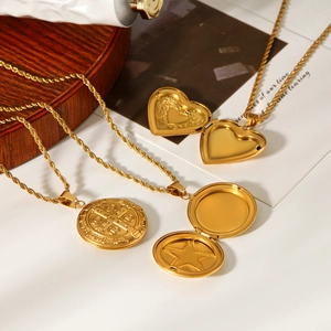 Collier médaillon vintage français en acier inoxydable plaqué or 18K avec motifs en relief