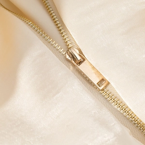 Champagnerfarbene Satinjacke mit hochwertigem goldenem Reißverschluss und Plisseestoff