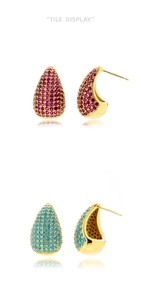 Vue détaillée des boucles d'oreilles goutte en or serties de zircone violet et turquoise